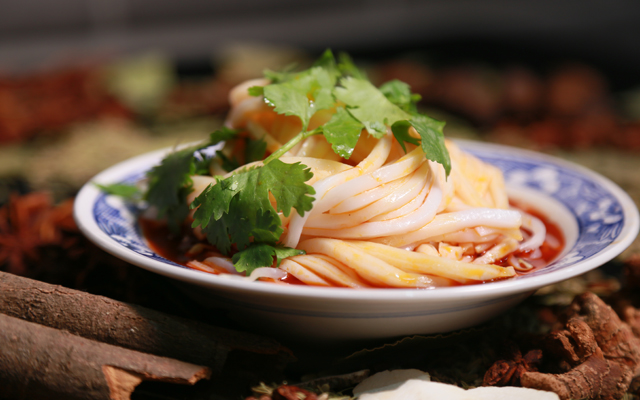 對陜西人來說，涼皮既是菜，也是飯，又是一種風(fēng)味小吃。