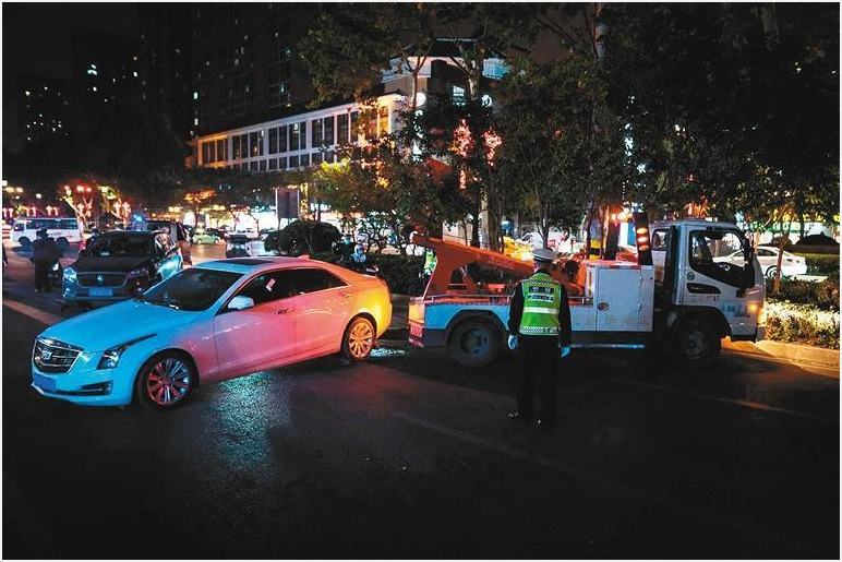 西安交警鐵腕出擊 集中糾處車(chē)輛違停