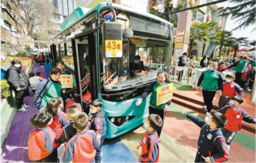 公交車(chē)開(kāi)進(jìn)幼兒園 小朋友車(chē)廂里上課