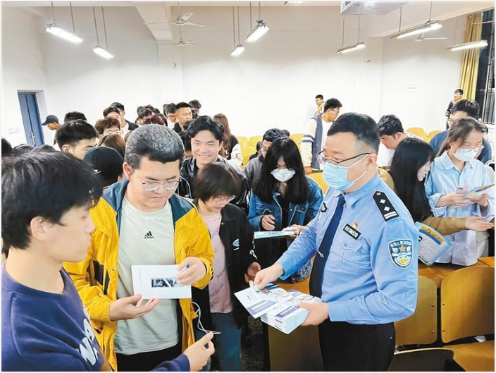 大學(xué)生駕考需求旺 交警培訓(xùn)送“上門(mén)”